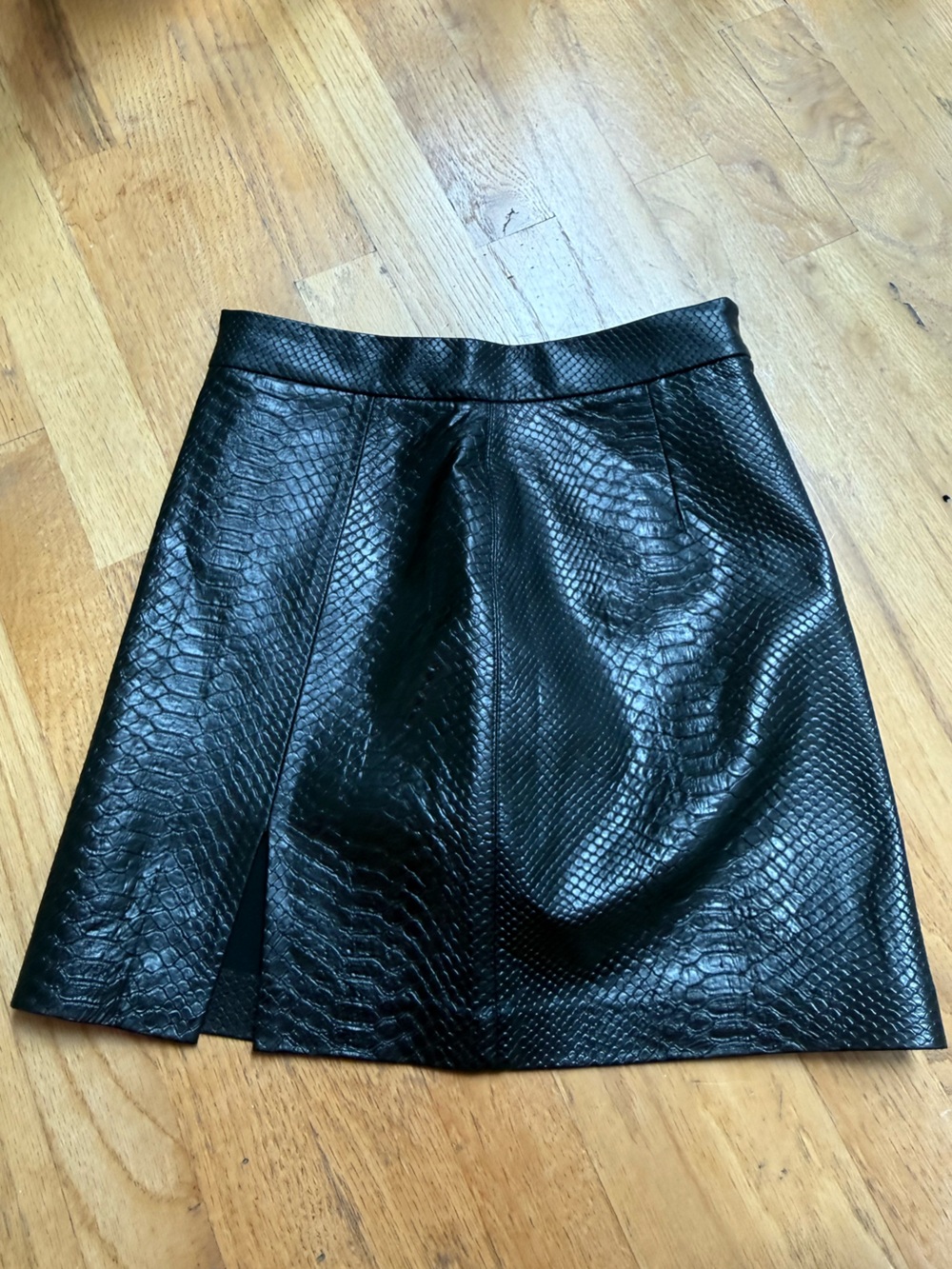 Aritzia Wilfred Black python Snake-Embossed Faux Leather Mini Skirt side slit 0